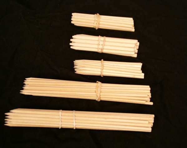 Five bundles of wood skewers in various sizes