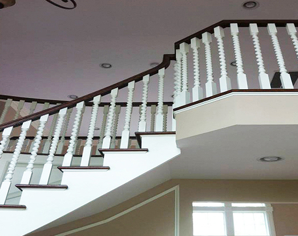 What is the difference between a baluster and a banister