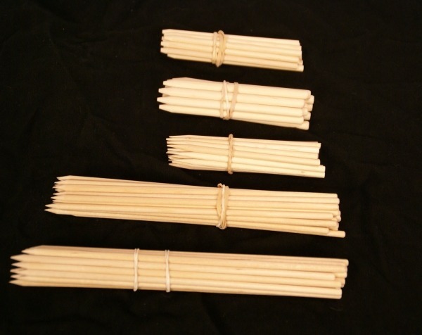 Bulk Wooden Skewers & Candy Apple Sticks for Large-Scale Production Wooden skewers with a sharp point, available in bulk for food applications, manufacturing, and large-scale production.